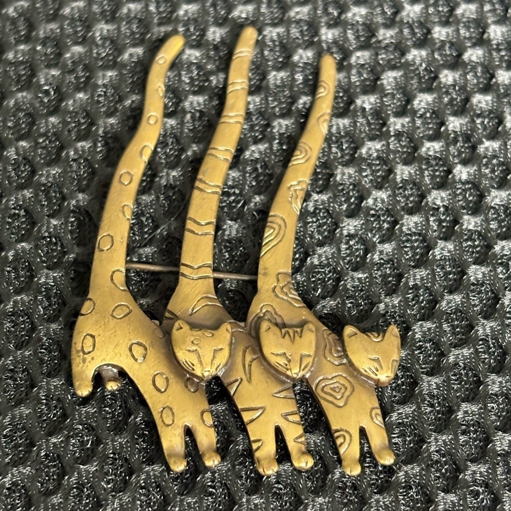 Vintage JJ Three Cats Brooch Pin - Brass Tone Feline Design